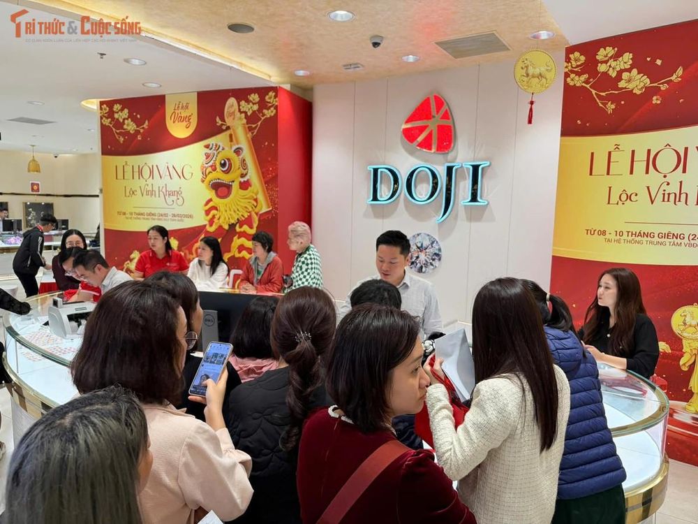 Dòng người Hà Nội xếp hàng mua vàng chiều sát ngày vía Thần Tài 2026