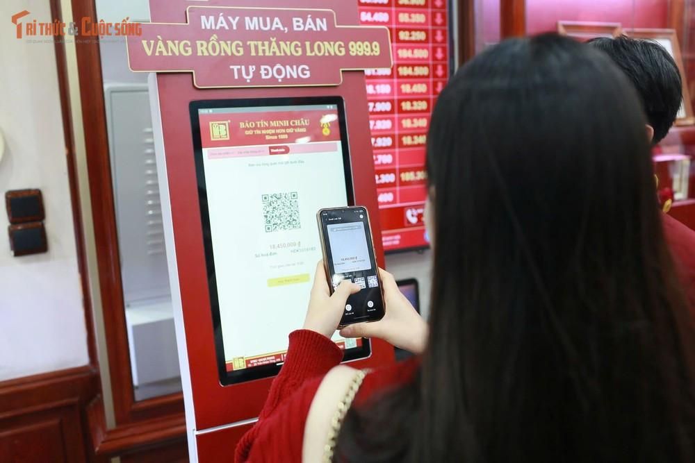 Dòng người Hà Nội xếp hàng mua vàng chiều sát ngày vía Thần Tài 2026