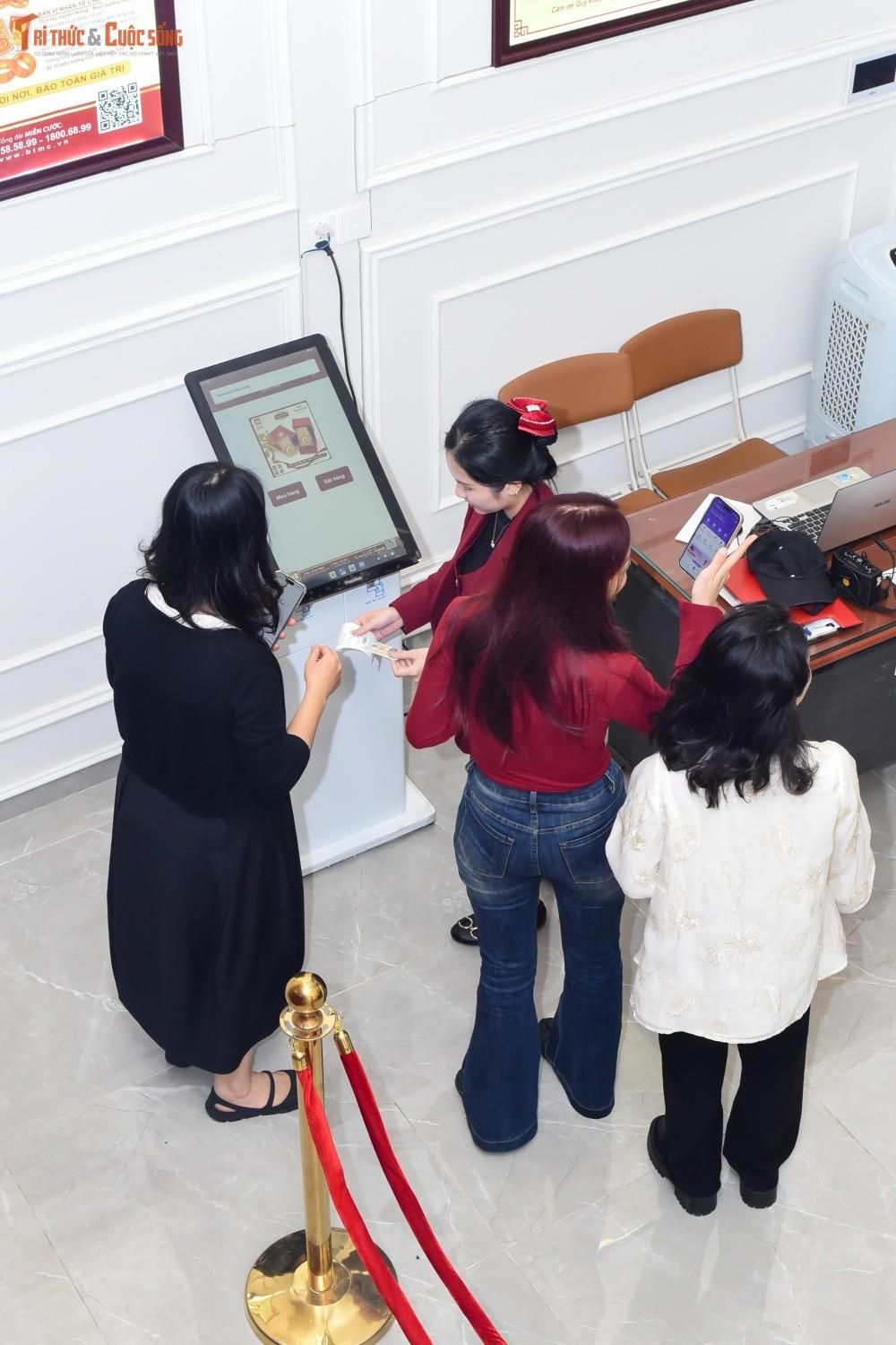 Máy bán vàng tự động, giải pháp tránh xếp hàng mua vàng sát vía Thần Tài
