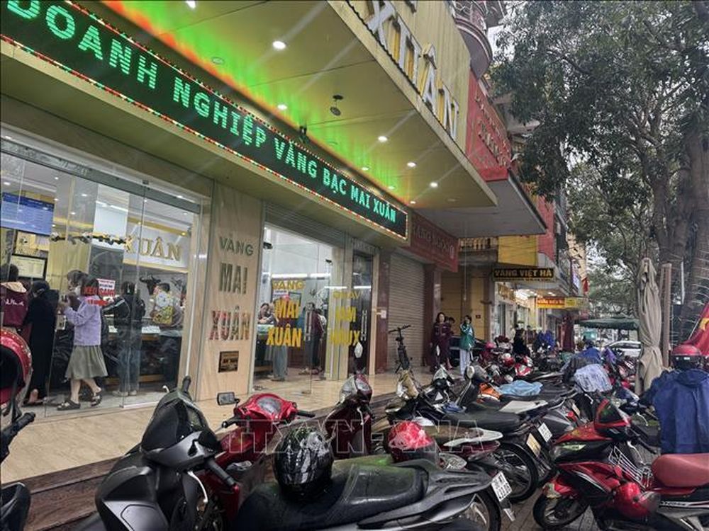 Thị trường vàng sôi động trước ngày vía Thần Tài, nhiều khách hàng lựa chọn bán ra