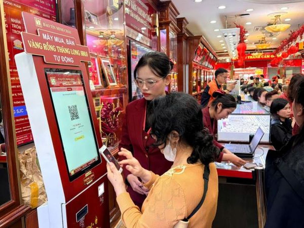 Sát ngày vía Thần tài: Người dân chen chúc mua vàng