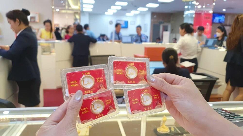 Ngày Vía Thần Tài: Vàng phân hóa mạnh, bạc tăng giá