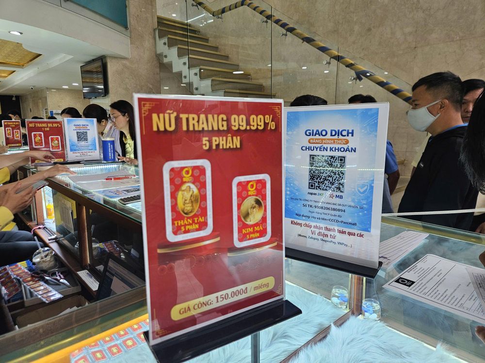 Cuối ngày 26-2, giá vàng miếng SJC bất ngờ giảm, khách nhộn nhịp đi mua