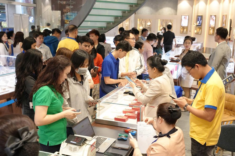 Cuối ngày 26-2, giá vàng miếng SJC bất ngờ giảm, khách nhộn nhịp đi mua