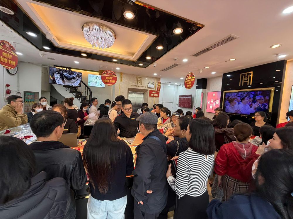 Cuối ngày 26-2, giá vàng miếng SJC bất ngờ giảm, khách nhộn nhịp đi mua