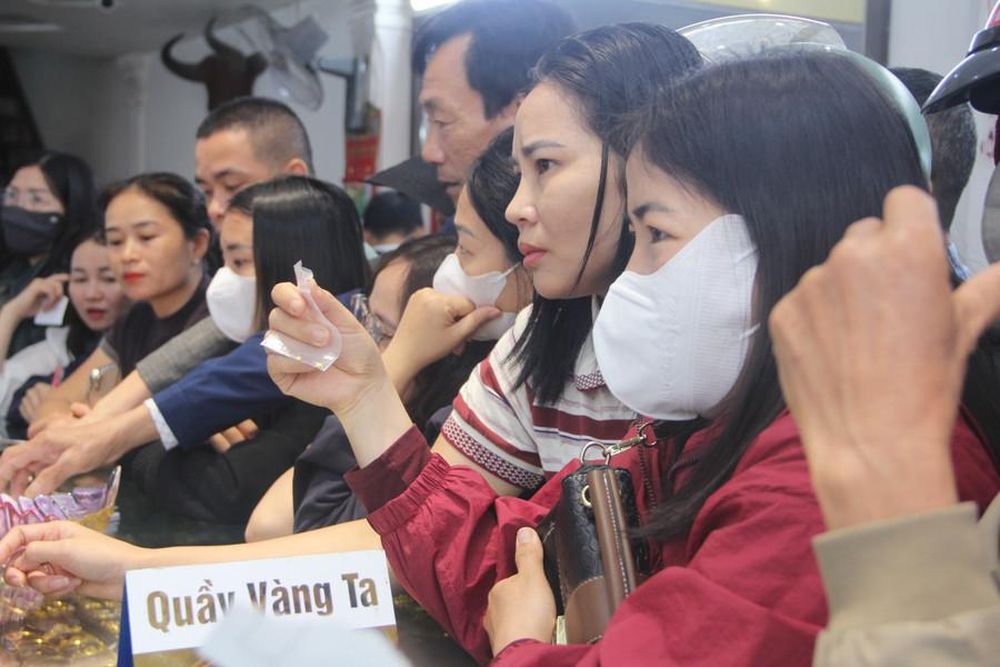 'Phố vàng' ở Hà Tĩnh chật kín người cầu may ngày vía Thần Tài
