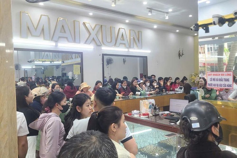 'Phố vàng' ở Hà Tĩnh chật kín người cầu may ngày vía Thần Tài