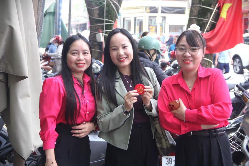 'Phố vàng' ở Hà Tĩnh chật kín người cầu may ngày vía Thần Tài