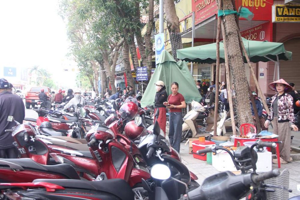 'Phố vàng' ở Hà Tĩnh chật kín người cầu may ngày vía Thần Tài