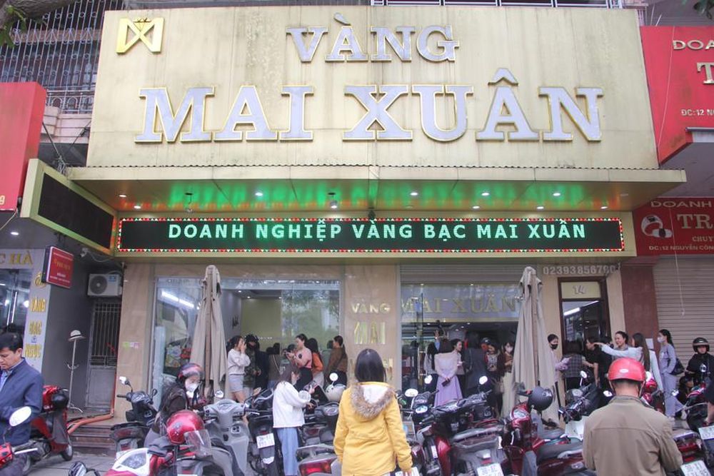 'Phố vàng' ở Hà Tĩnh chật kín người cầu may ngày vía Thần Tài