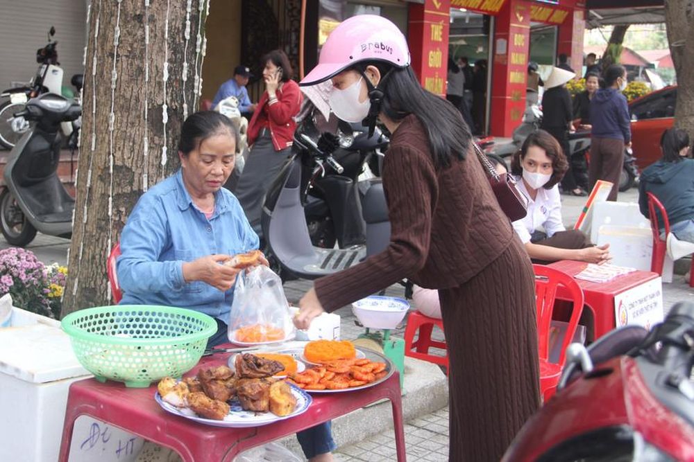 'Phố vàng' ở Hà Tĩnh chật kín người cầu may ngày vía Thần Tài