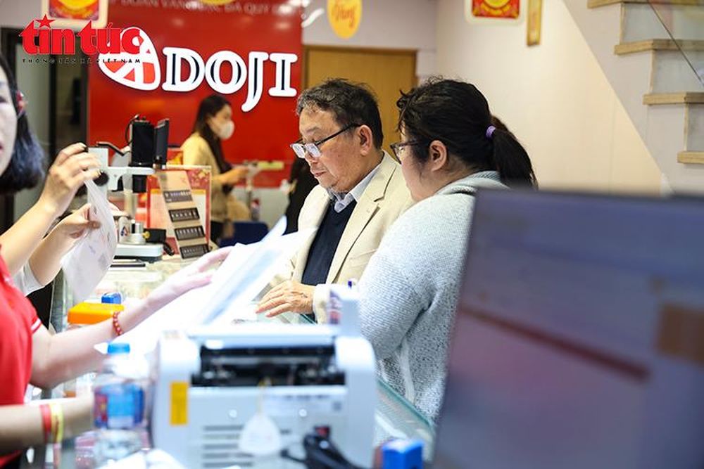 Xuyên đêm đội mưa rét chờ mua vàng ngày Vía Thần Tài