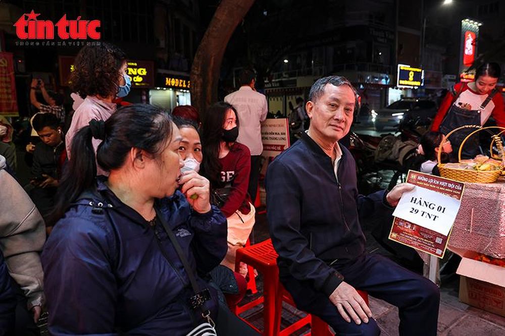 Xuyên đêm đội mưa rét chờ mua vàng ngày Vía Thần Tài