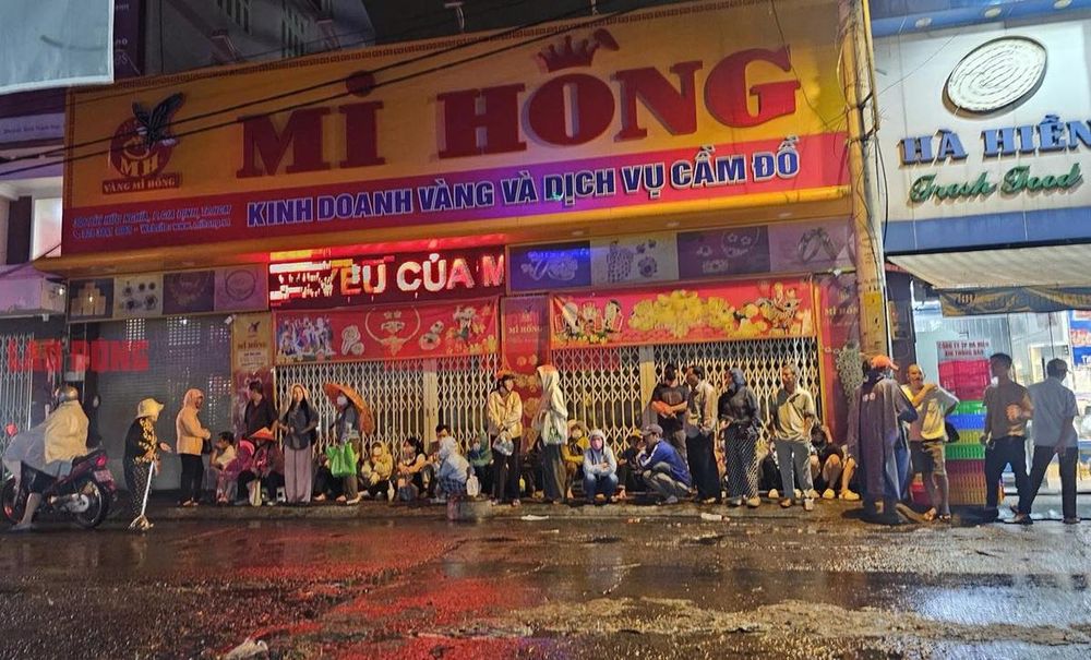 TPHCM: Nhiều người đội mưa đi mua vàng ngày vía Thần Tài