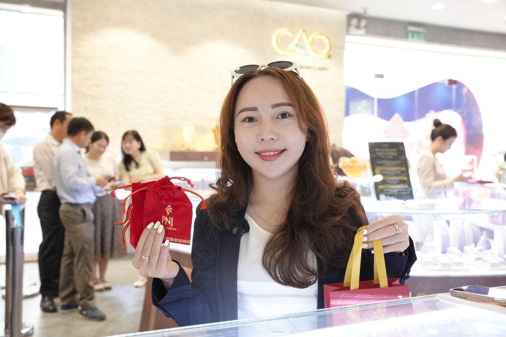 TPHCM: Nhiều người đội mưa đi mua vàng ngày vía Thần Tài
