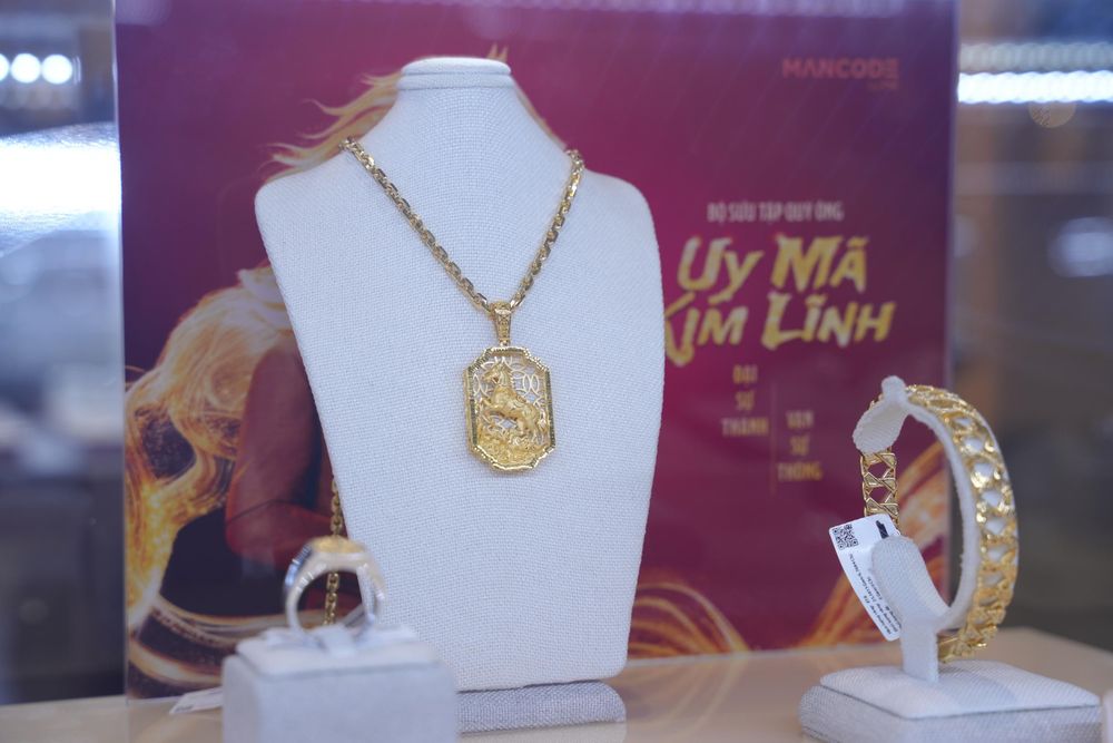 TPHCM: Nhiều người đội mưa đi mua vàng ngày vía Thần Tài