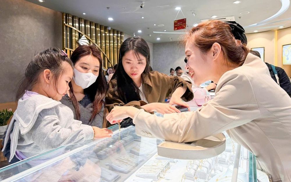 TPHCM: Nhiều người đội mưa đi mua vàng ngày vía Thần Tài