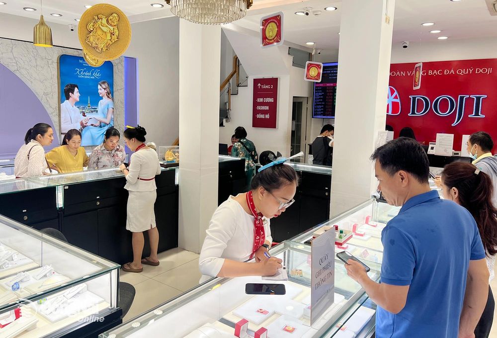 [Chùm ảnh] Giá vàng giảm nhẹ, nhiều người chờ mua vàng trong ngày vía thần Tài