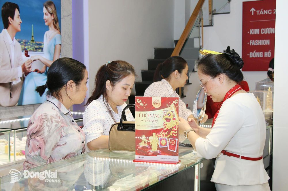[Chùm ảnh] Giá vàng giảm nhẹ, nhiều người chờ mua vàng trong ngày vía thần Tài