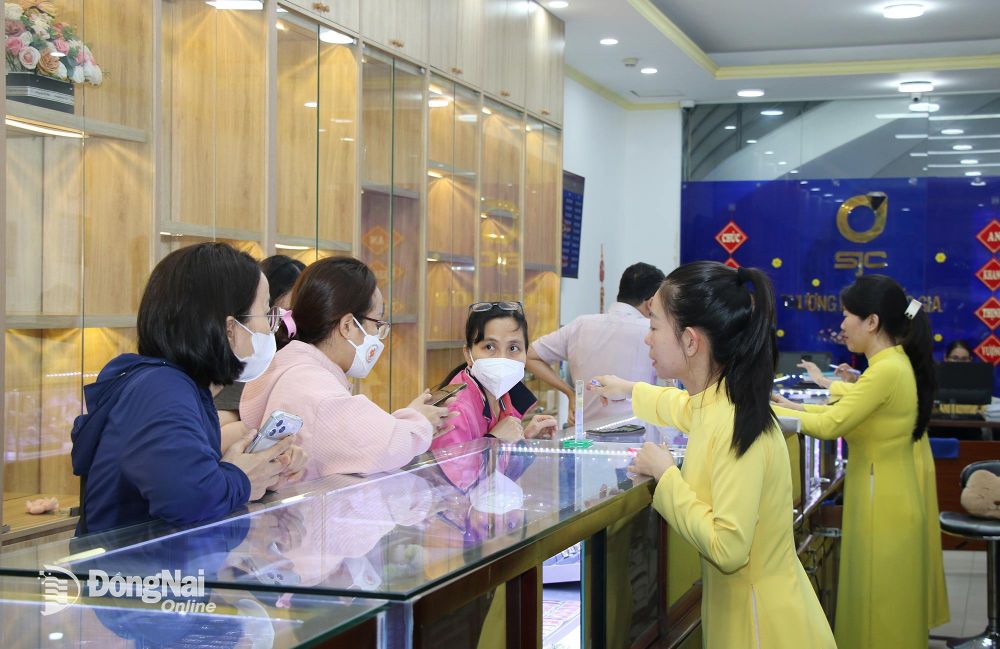 [Chùm ảnh] Giá vàng giảm nhẹ, nhiều người chờ mua vàng trong ngày vía thần Tài
