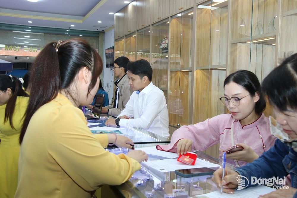 [Chùm ảnh] Giá vàng giảm nhẹ, nhiều người chờ mua vàng trong ngày vía thần Tài
