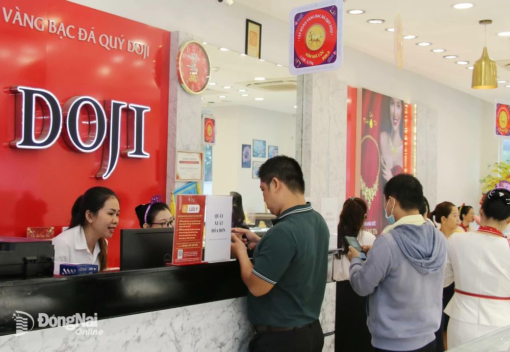 [Chùm ảnh] Giá vàng giảm nhẹ, nhiều người chờ mua vàng trong ngày vía thần Tài