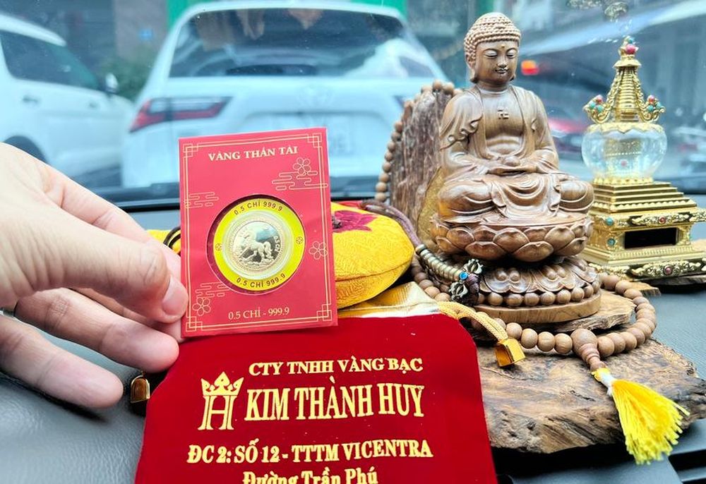 Người dân chen chúc mua vàng ngày vía Thần Tài chào Xuân Bính Ngọ