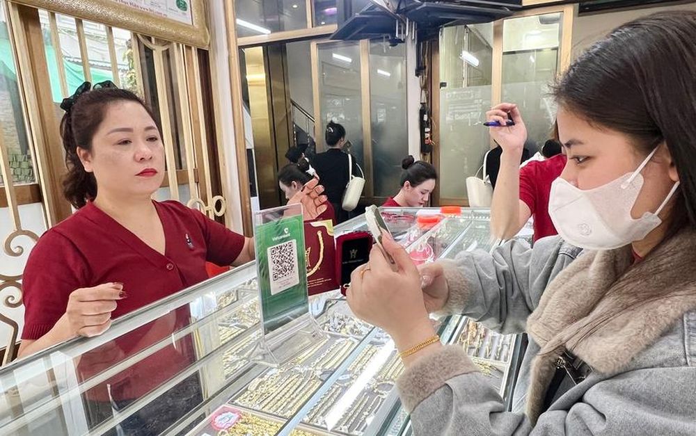 Người dân chen chúc mua vàng ngày vía Thần Tài chào Xuân Bính Ngọ