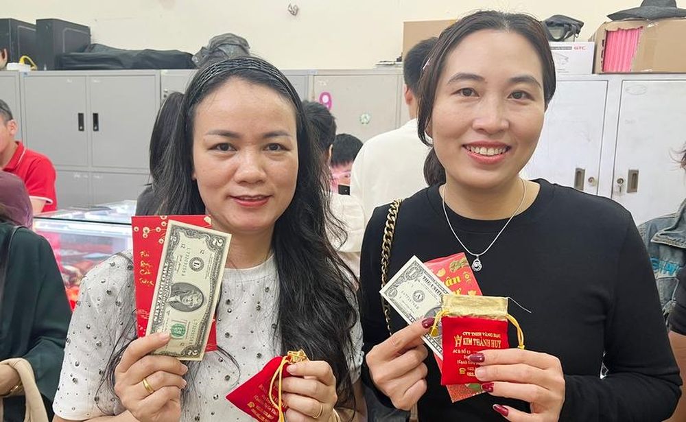 Người dân chen chúc mua vàng ngày vía Thần Tài chào Xuân Bính Ngọ