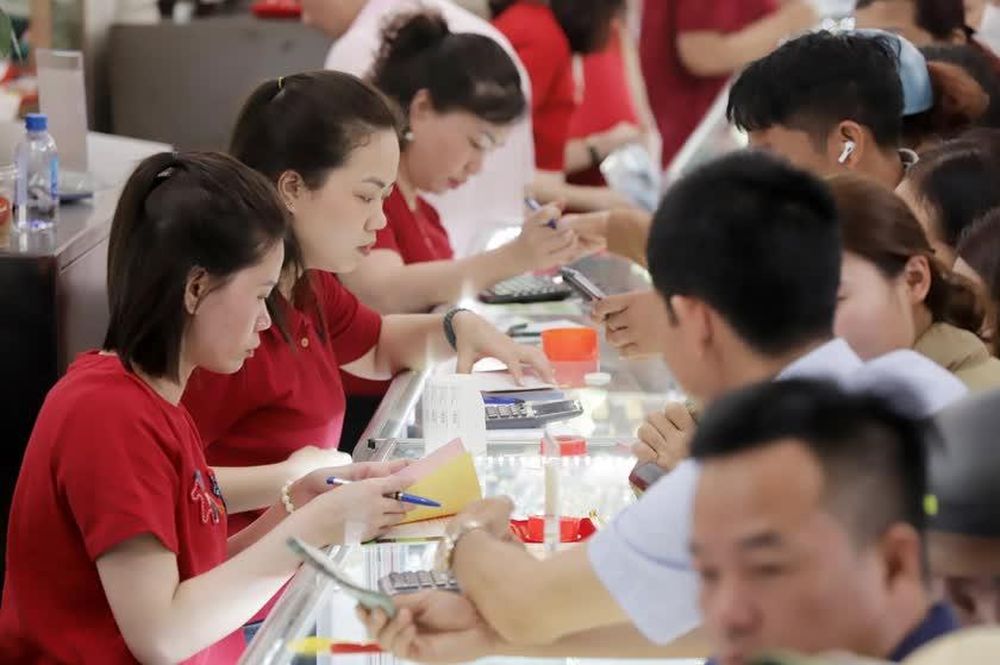Người dân chen chúc mua vàng ngày vía Thần Tài chào Xuân Bính Ngọ