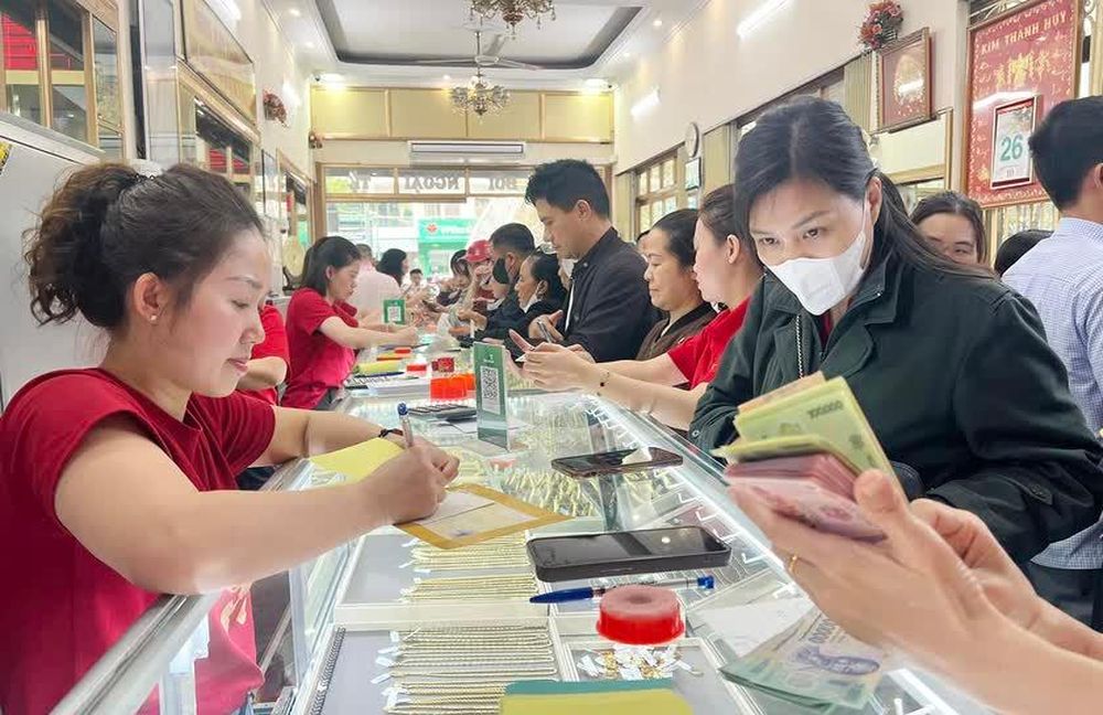 Người dân chen chúc mua vàng ngày vía Thần Tài chào Xuân Bính Ngọ