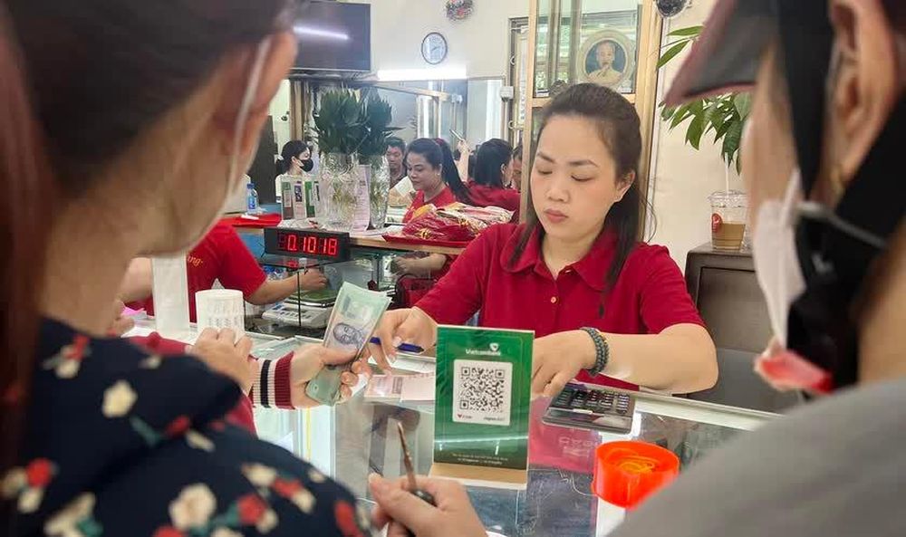 Người dân chen chúc mua vàng ngày vía Thần Tài chào Xuân Bính Ngọ