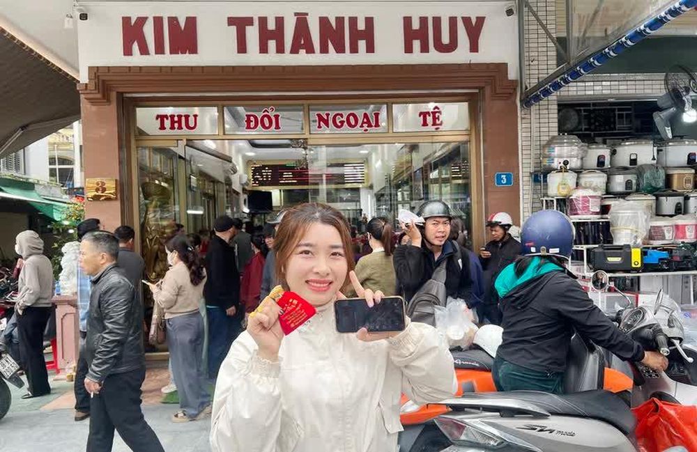 Người dân chen chúc mua vàng ngày vía Thần Tài chào Xuân Bính Ngọ
