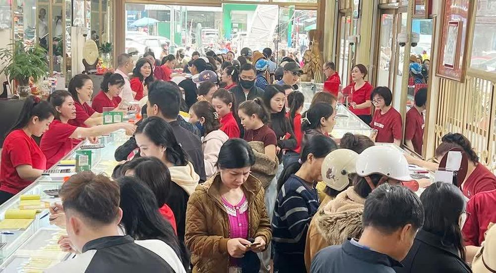 Người dân chen chúc mua vàng ngày vía Thần Tài chào Xuân Bính Ngọ