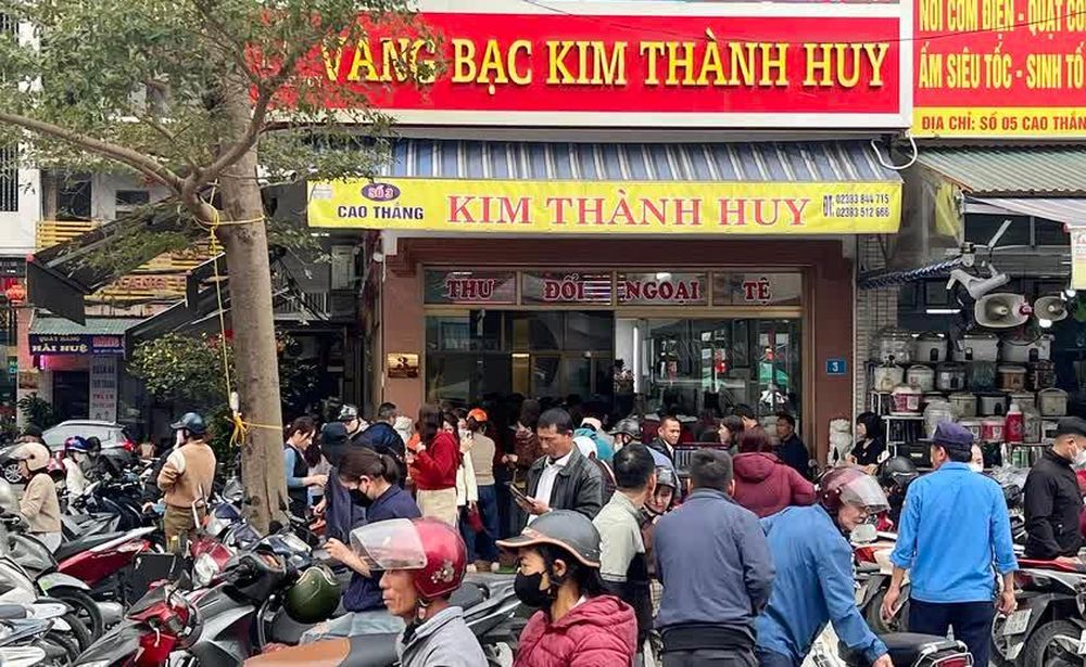 Người dân chen chúc mua vàng ngày vía Thần Tài chào Xuân Bính Ngọ