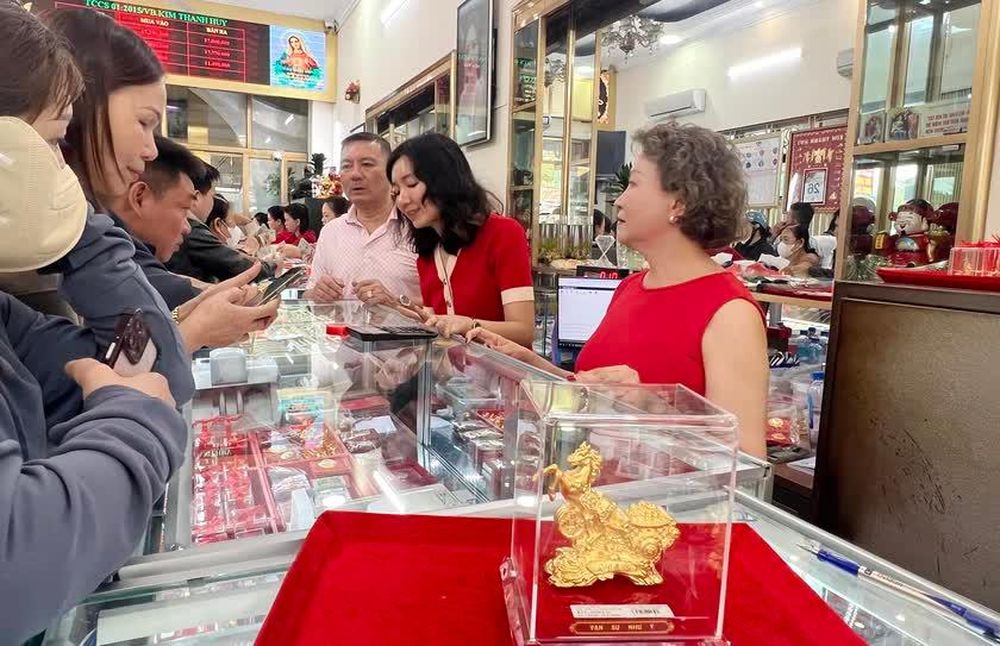 Người dân chen chúc mua vàng ngày vía Thần Tài chào Xuân Bính Ngọ
