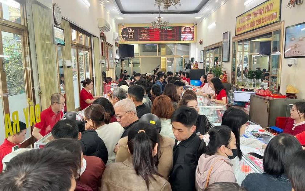 Người dân chen chúc mua vàng ngày vía Thần Tài chào Xuân Bính Ngọ