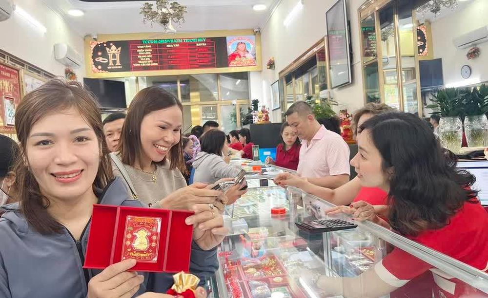 Người dân chen chúc mua vàng ngày vía Thần Tài chào Xuân Bính Ngọ