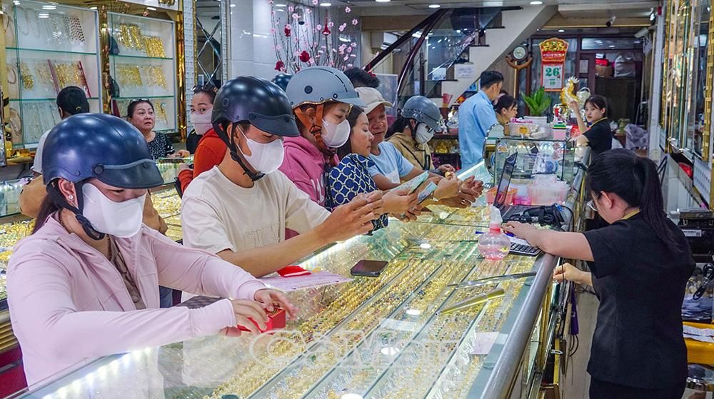 Nhộn nhịp mua vàng cầu lộc đầu năm