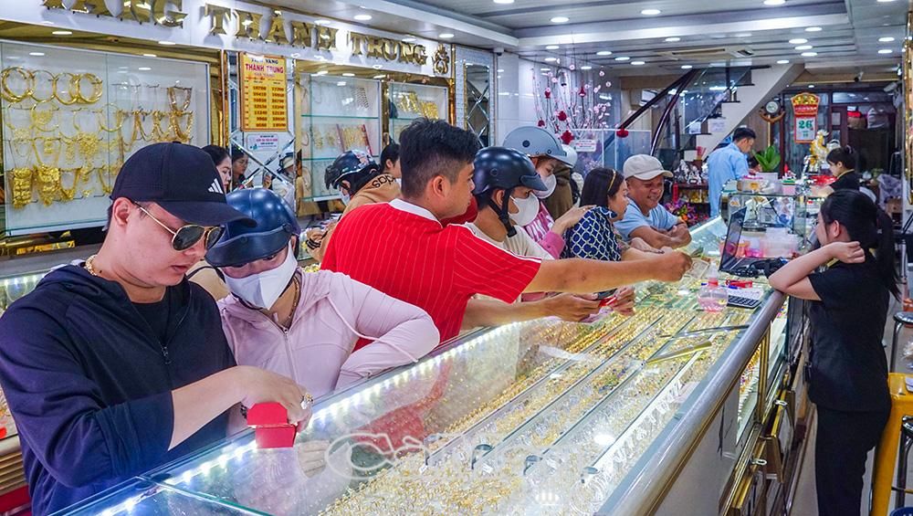 Nhộn nhịp mua vàng cầu lộc đầu năm