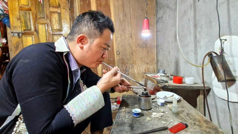Thăng trầm nghề chạm khắc bạc giữa thời 'bão giá'