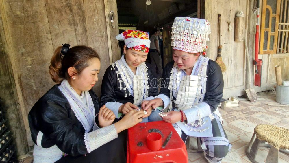 Thăng trầm nghề chạm khắc bạc giữa thời 'bão giá'