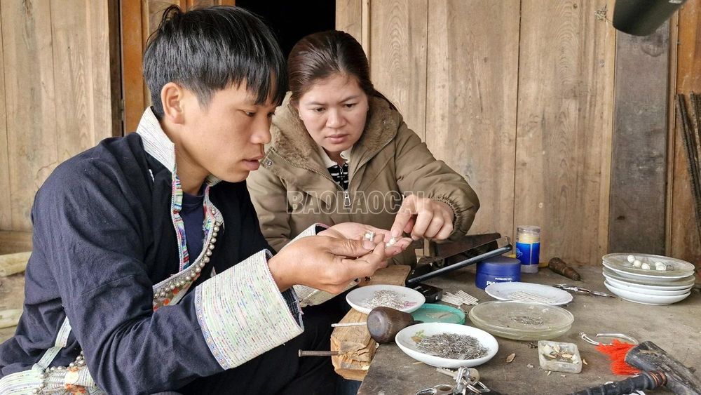 Thăng trầm nghề chạm khắc bạc giữa thời 'bão giá'