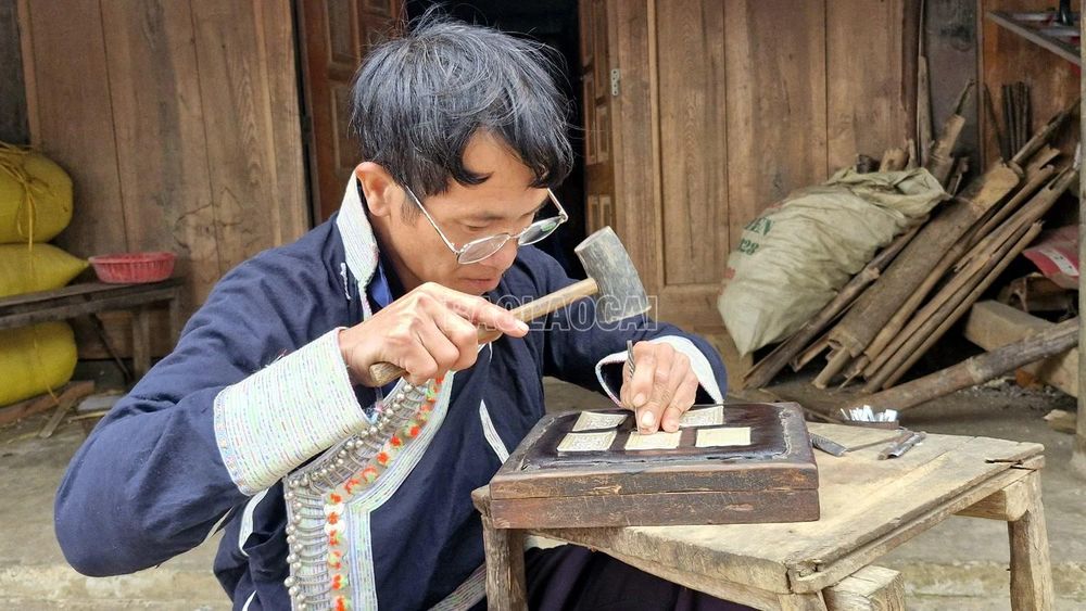 Thăng trầm nghề chạm khắc bạc giữa thời 'bão giá'