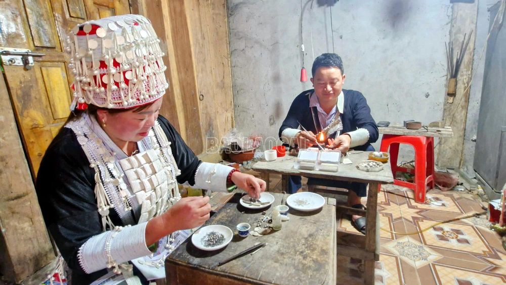 Thăng trầm nghề chạm khắc bạc giữa thời 'bão giá'
