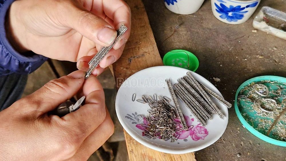 Thăng trầm nghề chạm khắc bạc giữa thời 'bão giá'