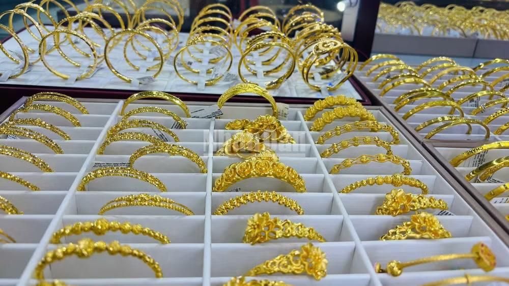 Giá vàng ngày 15/5: Tiếp tục lao dốc, chênh lệch giữa giá vàng trong nước và thế giới giảm xuống 17 triệu đồng/lượng
