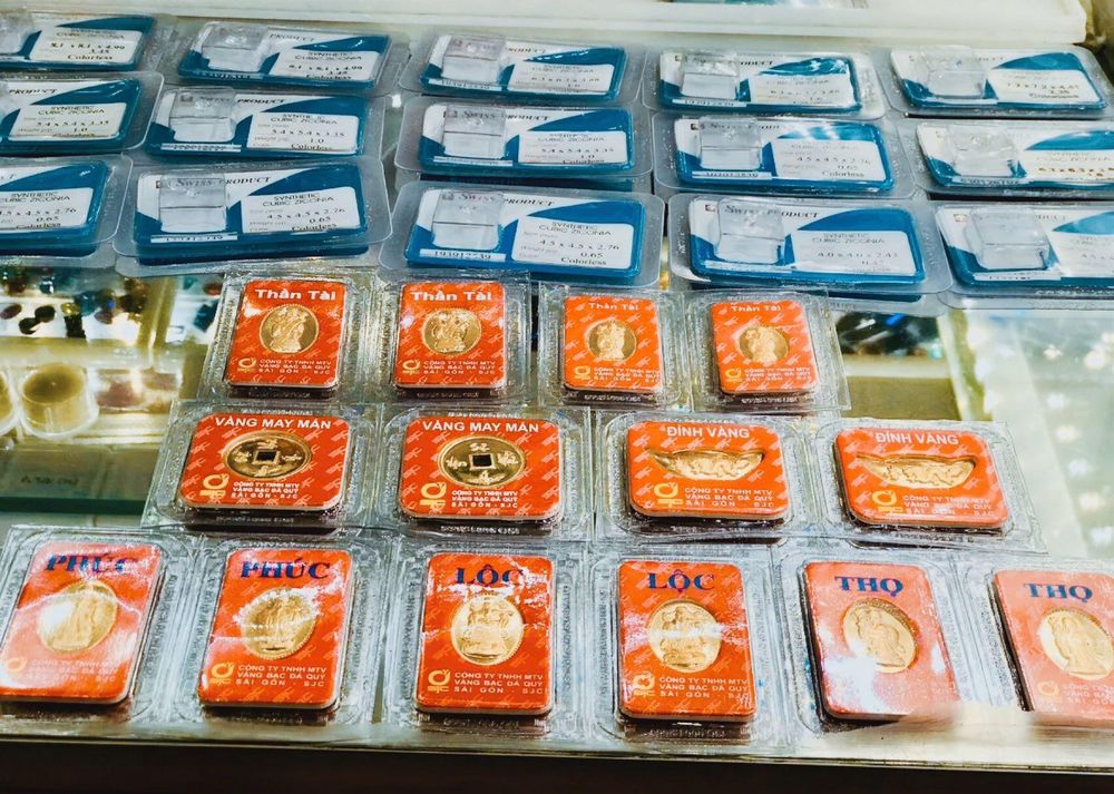 Vàng SJC mất thêm 2,3 triệu đồng/lượng, nhà đầu tư vẫn đối mặt rủi ro lớn