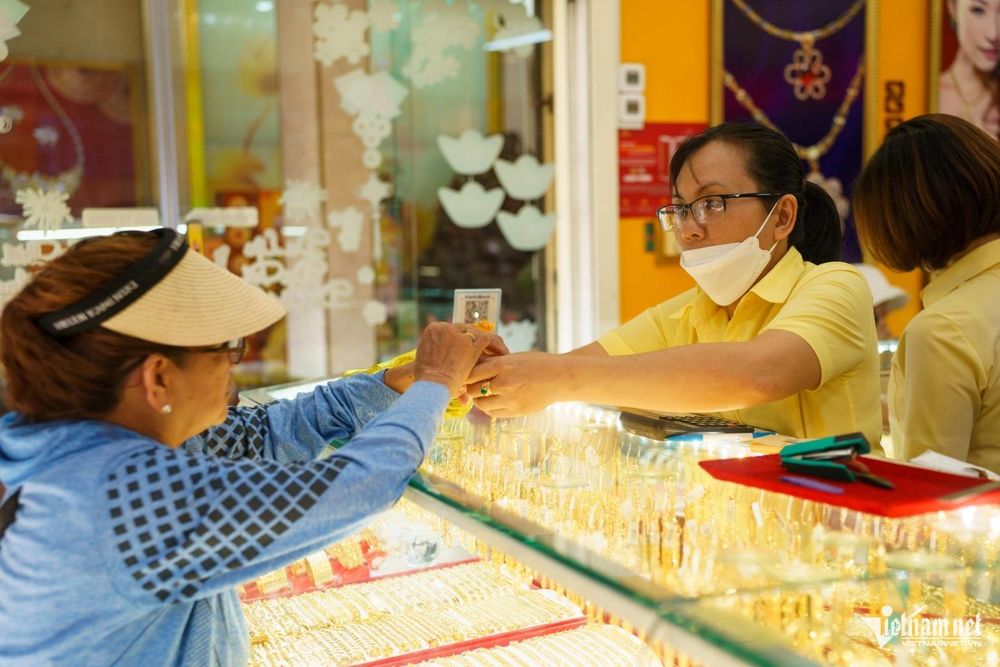 Giá vàng giảm một mạch, có rơi xuống 120 triệu đồng/lượng?