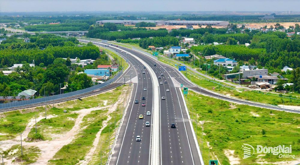 Đường cao tốc Biên Hòa - Vũng Tàu kết nối giao thông giữa Thành phố Hồ Chí Minh với thành phố Đồng Nai và từ Cảng hàng không quốc tế Long Thành đến Cảng biển Cái Mép - Thị Vải.